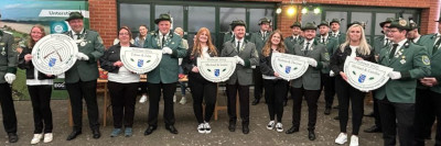 Königspaar & Hofstaat nehmen tradionell Ihre bedruckten Holzscheiben entgegen