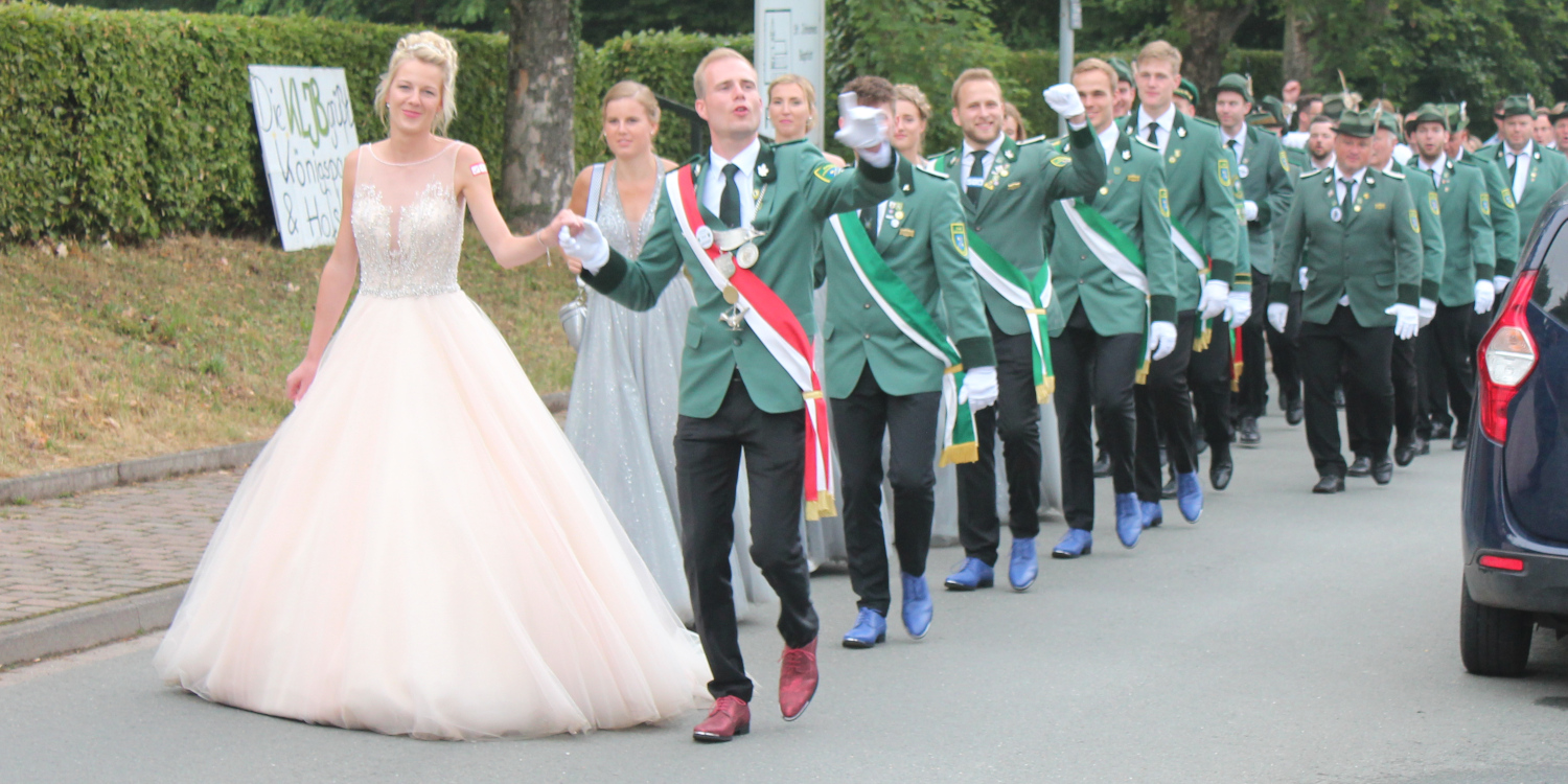 Königspaar 2022 mit Hofstaat auf dem Weg ins Festzelt am Festmontag